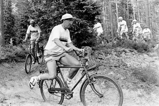 Curt Lindström på cykel