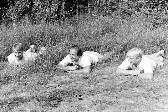 Tomas Jonsson, Mikael Andersson och XX kopplar av i gräset