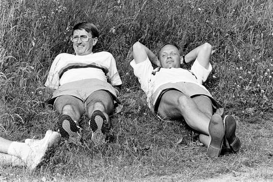 Curt Lindström och Tommy Sandlin kopplar av i gräset