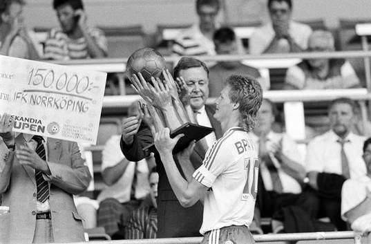 Peter Lönn mottager pokalen av Lennart Johansson,
