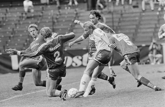 Matchens lirare Jan Hellström, Norrköping uppvaktas av
