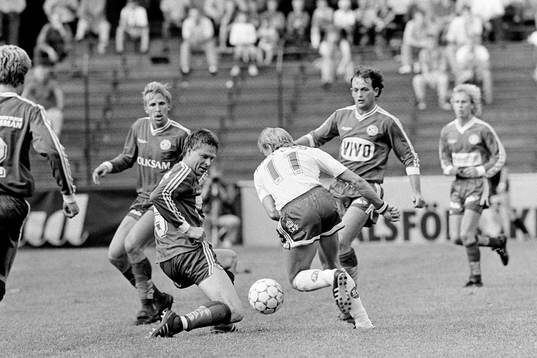 Matchens lirare Jan Hellström, Norrköping uppvaktas av