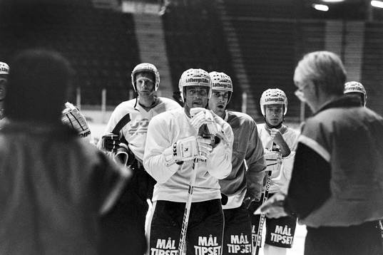 Kent Nilsson lyssnar på tränarna Lars Falk och Tommy