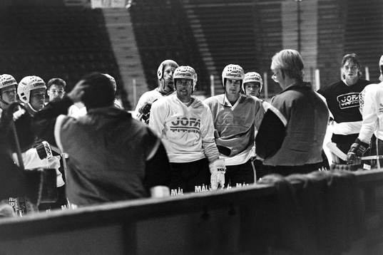 Kent Nilsson lyssnar på tränarna Lars Falk och Tommy
