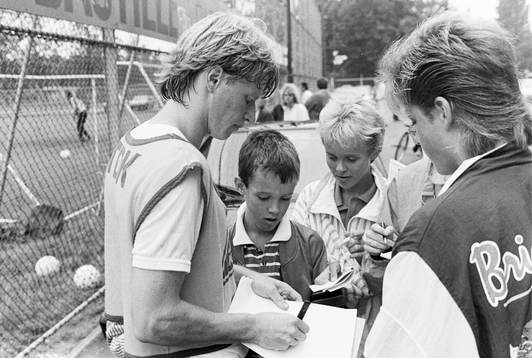 Stefan Pettersson skriver autografer på en träning