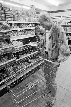 Peter Larsson handlar i en butik