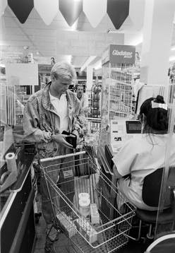 Peter Larsson handlar i en butik