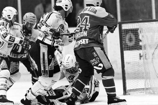 Djurgårdens Anders Jonsson framför Billy Nilsson,