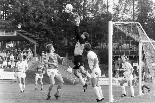 Trelleborgs målvakt Magnus Pettersson greppar bollen