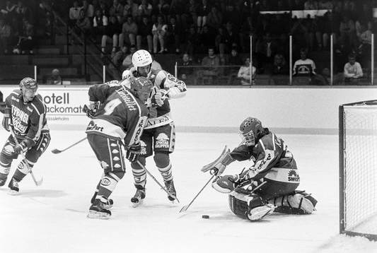 Hasse Sjöö, HV71 framför tyringes målvakt Magnus Swärdh