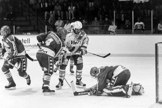 Hasse Sjöö, HV71 framför tyringes målvakt Magnus Swärdh