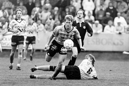Mjällbys Tomas Johansson med bollen