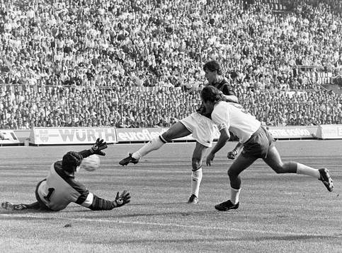 Marco Van Basten, Milan framför fiorentinas målvakt