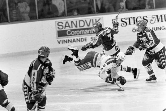 Tyringes Nick Carlsson tacklar malmös Mats Lusth