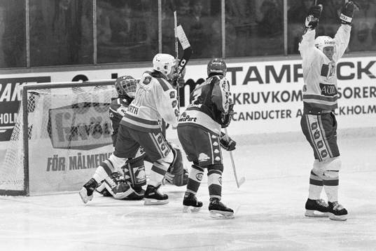 Pucken i mål bakom Magnus Swärdh, målvakt i Tyringe och