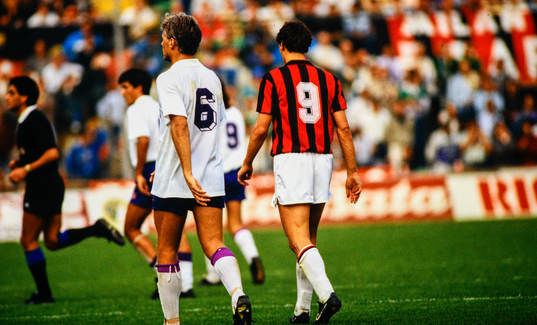 Milans Marco van Basten och Fiorentinas Glenn Hysén