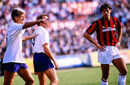 Milans Marco van Basten och Fiorentinas Glenn Hysén