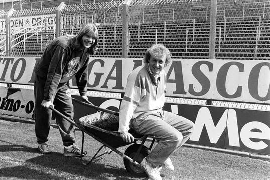 Glenn Strömberg med Robert Prytz, Atalanta i en skottkärra