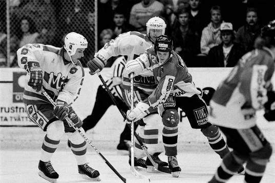 Osbys Peter Andersson med pucken
