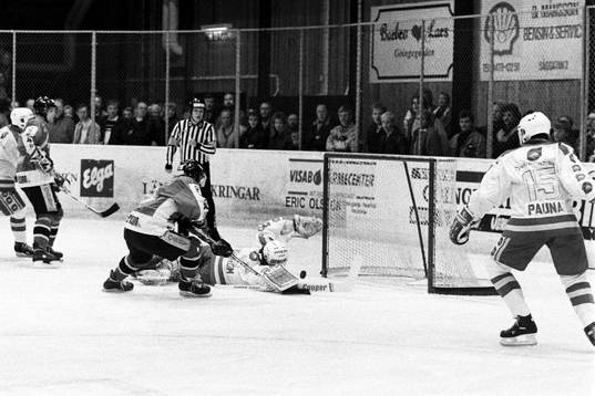 Osbys Patrik Nilsson överlistar Roger Nordström, målvakt