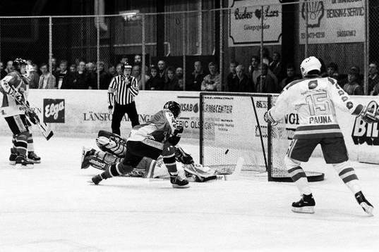 Osbys Patrik Nilsson överlistar Roger Nordström, målvakt