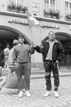 Anders Limpar och Björn Nilsson med en schweizisk flagga