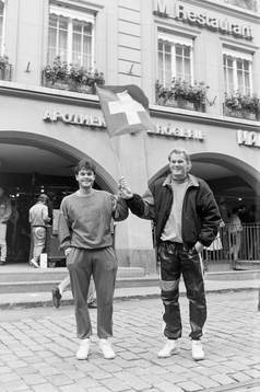 Anders Limpar och Björn Nilsson med en schweizisk flagga