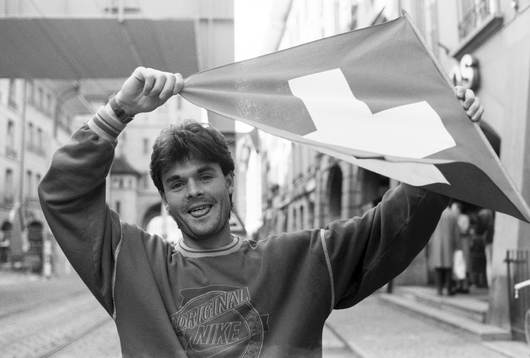 Anders Limpar med en schweizisk flagga