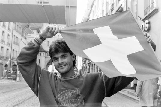 Anders Limpar med en schweizisk flagga