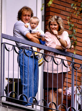 Robert Prytz med hustru Joyce och dotter i hemmet i Bergamo