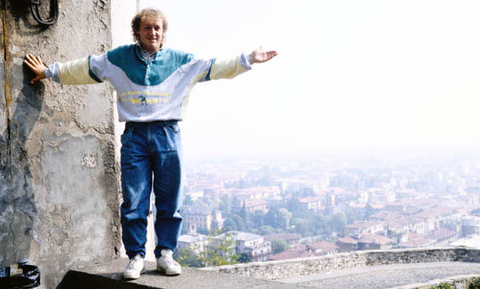 Robert Prytz visar utsikten över Bergamo