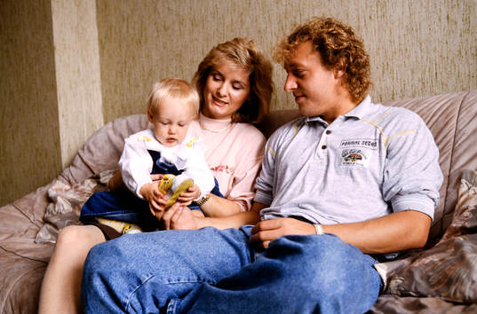 Robert Prytz med hustru Joyce och dotter i hemmet i Bergamo