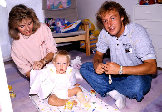 Robert Prytz med hustru Joyce och dotter i hemmet i Bergamo
