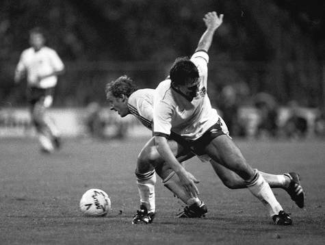 Robert Prytz, Sverige och Bryan Robson, England