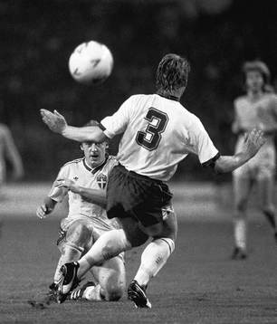 Tony Adams, England och Robert Prytz, Sverige