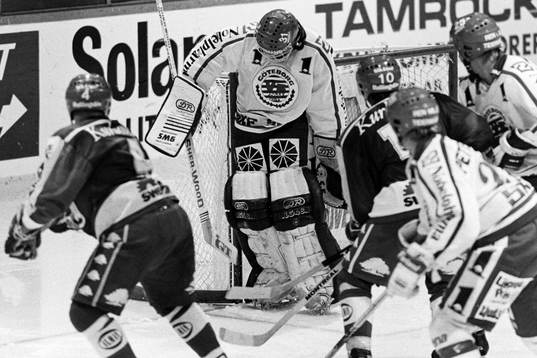 Trångt framför Per Lundbergh, målvakt i Frölunda