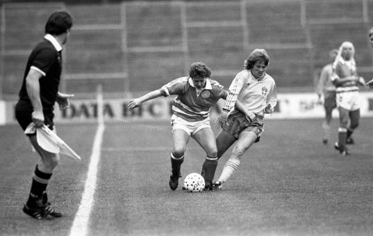 Pia Sundhage i kamp om bollen