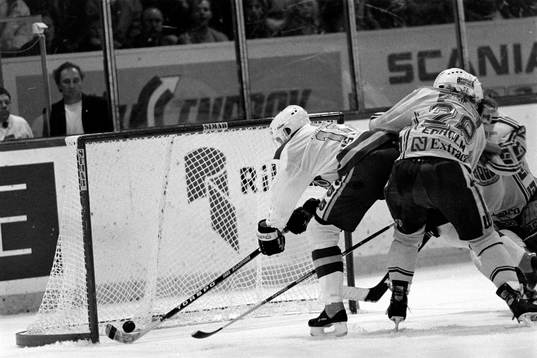 Rögles Mats Edholm försöker stoppa Patrik Gustafsson,