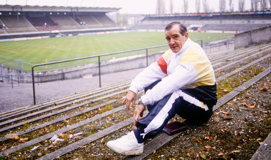 Tord Grip, tränare, på Wankdorf stadion i Bern