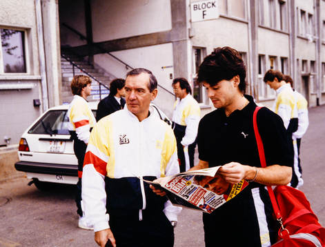 Tord Grip, tränare, och Anders Limpar utanför Wankdorf