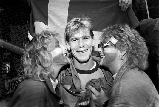 Magnus Svensson, Sverige uppvaktas av vackra damer