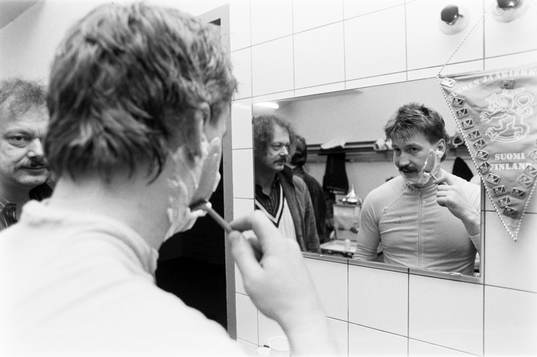 Sveriges målvakt Peter Lindmark rakar sig i