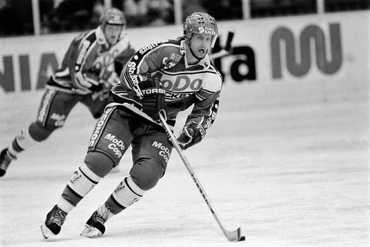 Mikael Hjälm, Modo