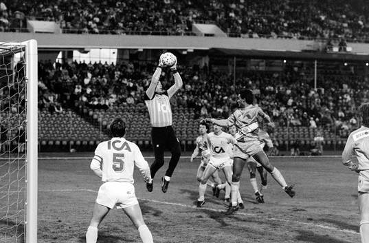 Jan Möller, målvakt i Malmö greppar bollen
