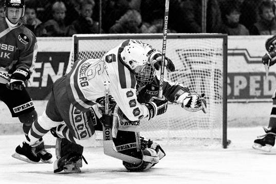 Malmös Bo Svanberg kolliderar med osbys målvakt Lars