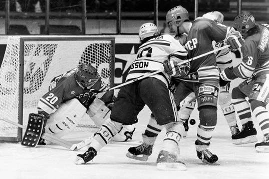 Kent Nilsson, Sverige framför sovjets målvakt Artur Irbe