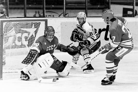 Mikael Johansson, Sverige oroar sovjets målvakt Artur Irbe
