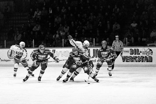 Malmös Patrik Gustafsson i kamp om pucken