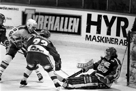 Tyringes Skeeter Moore hjälper Magnus Swärdh, målvakt i