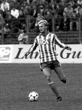 Göteborgs Lars Zetterlund med bollen